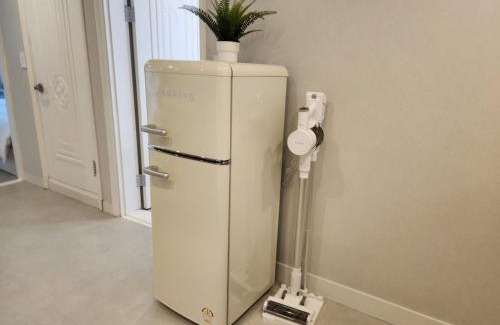 Seogyo-dong Apartamento | J-STAY Hongdae, 5 minutes walk from Hongdae Entrance Station, 2-room, free luggage storage, remodeled, Art Seoul, washer & dryer