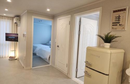 Seogyo-dong Apartamento | J-STAY Hongdae, 5 minutes walk from Hongdae Entrance Station, 2-room, free luggage storage, remodeled, Art Seoul, washer & dryer