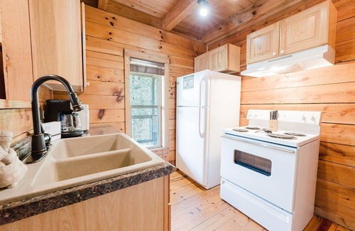 Townsend Cabina | J Willy's Refuge 2 Bedroom Cabin by RedAwning