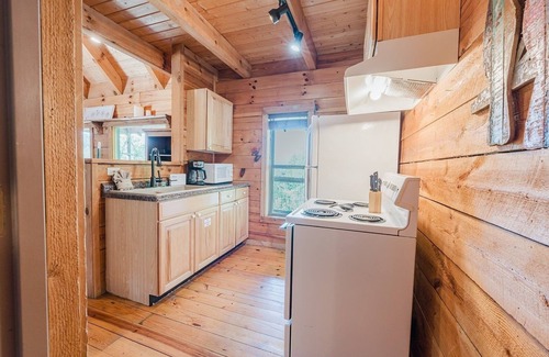 Townsend Cabina | J Willy's Refuge 2 Bedroom Cabin by RedAwning