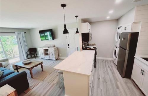 Demere Park Apartamento | J7 completely renovated, 2 pools, pickleball, fishing, fitness center,easy walk to pier