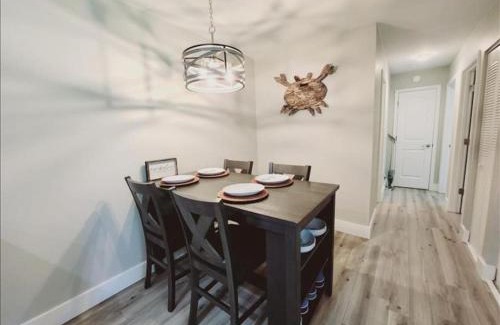 Demere Park Apartamento | J7 completely renovated, 2 pools, pickleball, fishing, fitness center,easy walk to pier
