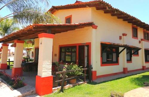 Mascota Casa | JACARANDA CABIN