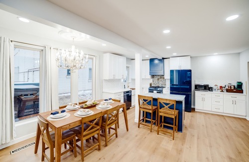 Kellogg Casa | Jackass Manor / 8 beds sleeps 11 / Hot tub / locally owned.