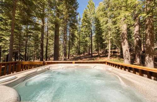 Truckee Casa | Jackpine Lodge at Tahoe Donner by Tahoe Getaways - Private Hot Tub w Foosball and HOA