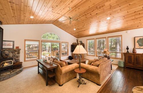 Truckee Casa | Jackpine Lodge at Tahoe Donner by Tahoe Getaways - Private Hot Tub w Foosball and HOA