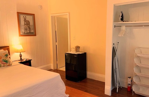 Cockburn Town Casa | JACKS - Grand Turk B&B Courtyard room with Queen bed - Grand Turk Island!