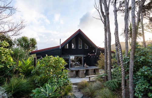 Tryphena Casa | JACKS SANCTUARY - amazing sea views, double outside bath, walk to the pub & cafe