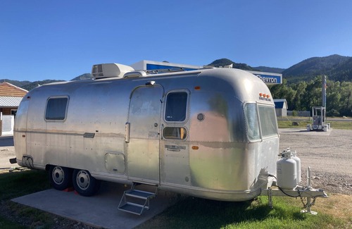 Irwin Casa | Jackson Hole themed 1968 Airstream. Walk to the Snake River.