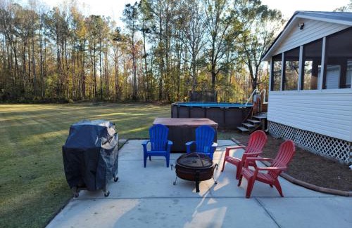 McCutcheon Field Casa | Jacksonville Ranch with private Hottub and Pool, stocked Pond, Bike and Hiking trails