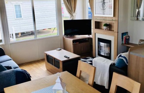 Prestatyn Complejo | Jacobs Retreat- Lido Beach- well behaved dogs welcome