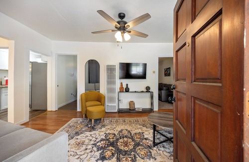 Southeastern Sacramento Casa | Jacuzzi Delight - Luxe 2BD/2BA Walk to UC Davis Medical Center