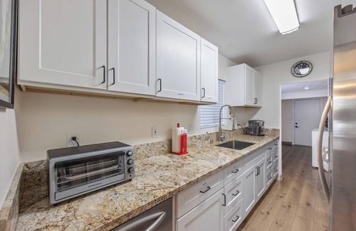 Southeastern Sacramento Casa | Jacuzzi Delight - Luxe 2BD/2BA Walk to UC Davis Medical Center
