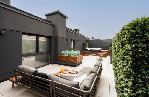 Targowek Apartamento | Jacuzzi Hideout - Warsaw private terrace - Free Parking
