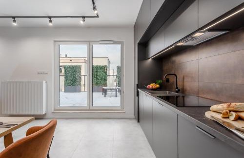 Targowek Apartamento | Jacuzzi Hideout - Warsaw private terrace - Free Parking