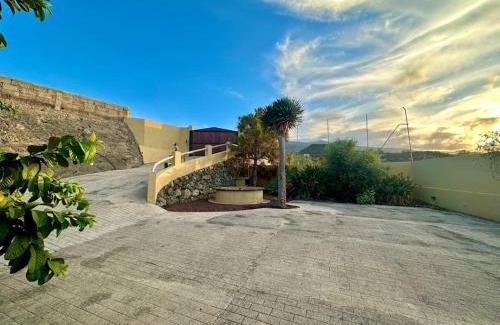 La Mancha Casa | Jacuzzi Oasis: Space & Comfort