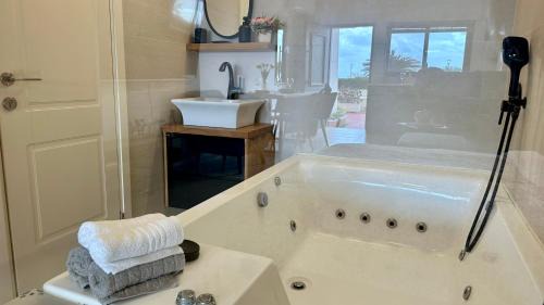 Nahariya Apartamento | Jacuzzi, Pool & Sunset by the Sea