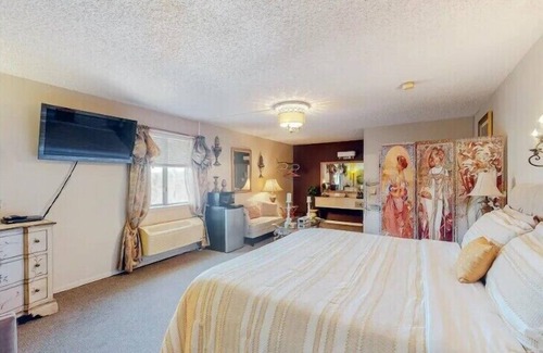 Eureka Springs Historic District Hotel | Jacuzzi Suite 206 at Tradewinds