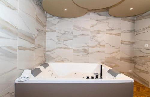 Peschiera del Garda Apartamento | Jacuzzi Suite Home by Enjoy Garda Hotel
