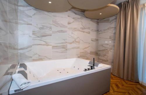Peschiera del Garda Apartamento | Jacuzzi Suite Home by Enjoy Garda Hotel