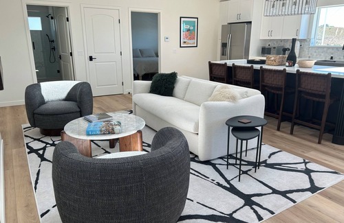 Thousand Oaks Cabaña | Jacuzzi View Luxury Guest Cottage. Available for Extended Stays at a discount.