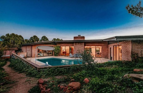 West Sedona Casa | Jacuzzi, Walk to Trails, Stunning Views, Mid-Century Modern,Pool