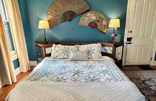 Adamstown Cama Y Desayuno | Jade Room at The Amethyst Inn B&B, jacuzzi, fireplace, antiques and Lancaster