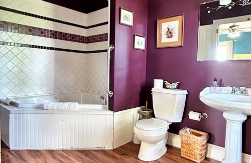 Adamstown Cama Y Desayuno | Jade Room at The Amethyst Inn B&B, jacuzzi, fireplace, antiques and Lancaster