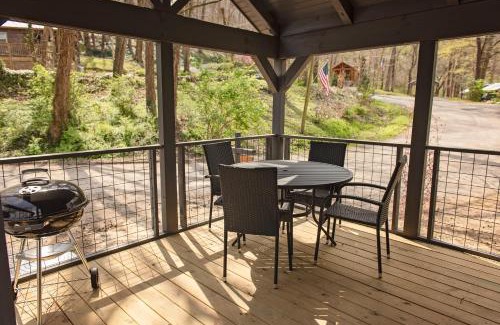 Lookout Valley Neighborhood Association Casa | Jake Cabin Luxury Hot Tub Cabin Near Downtown