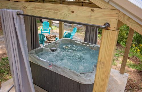 Lookout Valley Neighborhood Association Casa | Jake Cabin Luxury Hot Tub Cabin Near Downtown