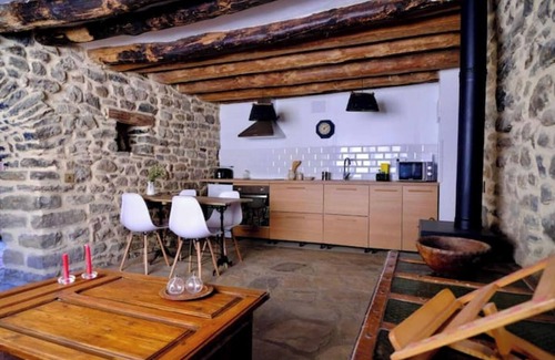 San Felices de Ara Apartamento | Casa Jal. Apartamento de piedra, chimenea
