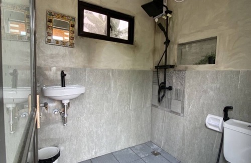 Jala-jala Otro | Jala Jala Casita Blanca Tiny House and Farm Stay with Mountain View and Pool