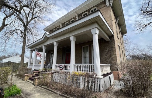 Bay City Apartamento | James’ Entire Apt @ the Historic McCormick House