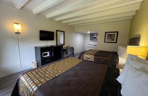 Newport News Hotel | James River Inn & Suites