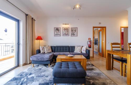 Lagos Apartamento | James's Quinta das Palmeiras, spacious 2 bedroom apartment in luxury complex, walking distance to town and beach