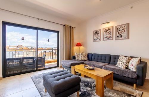 Lagos Apartamento | James's Quinta das Palmeiras, spacious 2 bedroom apartment in luxury complex, walking distance to town and beach