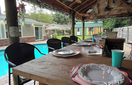 North Northwest Pensacola Casa | Jan's Oasis Family Retreat Pool, Bar, Games & Fun!