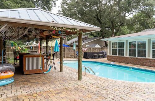 North Northwest Pensacola Casa | Jan's Oasis Family Retreat Pool Bar Games & Fun