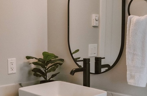 New Westminster Casa | Japandi Oasis: Tranquil Retreat in the Heart of New Westminster