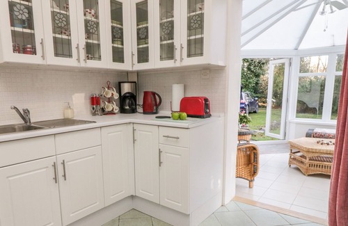 Ebford Cabaña | JASMINE AT MAGNOLIA LAKE, romantic, with a garden in Dawlish