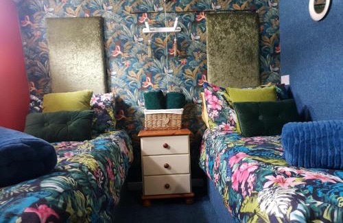 Gibraltar Alquiler De Eote | JASMINE CORAL JAY Boutique Boatel Ocean Village
