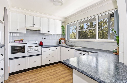Dora Creek Casa | Jasmine Cottage - Large 5 bedroom waterfront home