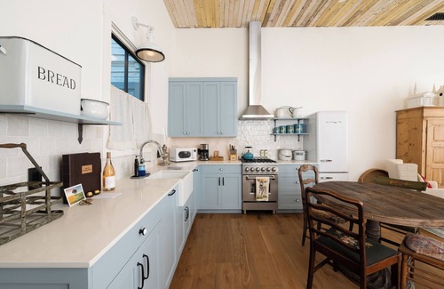 Los Alamos Apartamento | Jasmine residence, located downtown between the Union Hotel & Bells restaurant.
