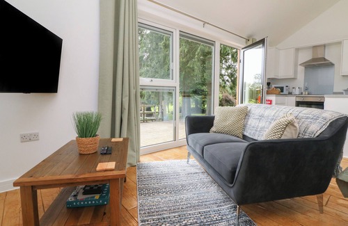 Swimbridge Cabaña | JASMINE, romantic, with hot tub in Barnstaple