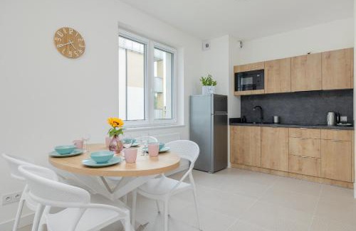 Dabki Apartamento | Jasny Apartament z Jedną Sypialnią w Dąbkach Tuż przy Plaży z Parkingiem by Noclegi Renters