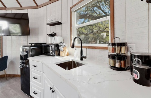 Dripping Springs Cabina | Jaw-Dropping Yurt! King Bed and Spa!