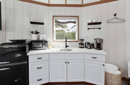 Dripping Springs Cabina | Jaw-Dropping Yurt! King Bed and Spa!