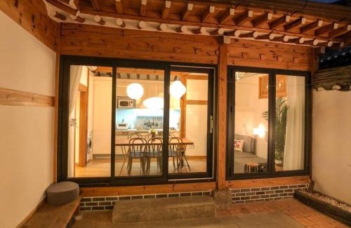 Gahoe-dong Casa | JAY Hanok ㅡ 3BR 3Bath ㅡ 8min from Anguk STN