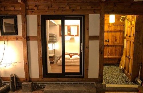 Gahoe-dong Casa | JAY Hanok ㅡ 3BR 3Bath ㅡ 8min from Anguk STN