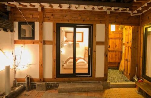 Gahoe-dong Casa | JAY Hanok ㅡ 3BR 3Bath ㅡ 8min from Anguk STN